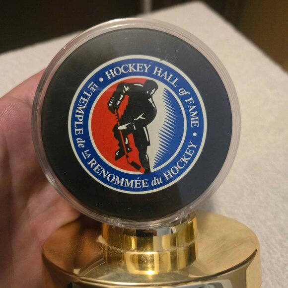 Wayne Gretzky McFarlane NHL Legends Figure & Hockey Hall of Fame Puck Set - Picture 5 of 6